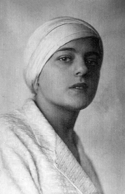 שחקנית התיאטרון גניה בליאכר לבית שפירא, לפני המלחמה