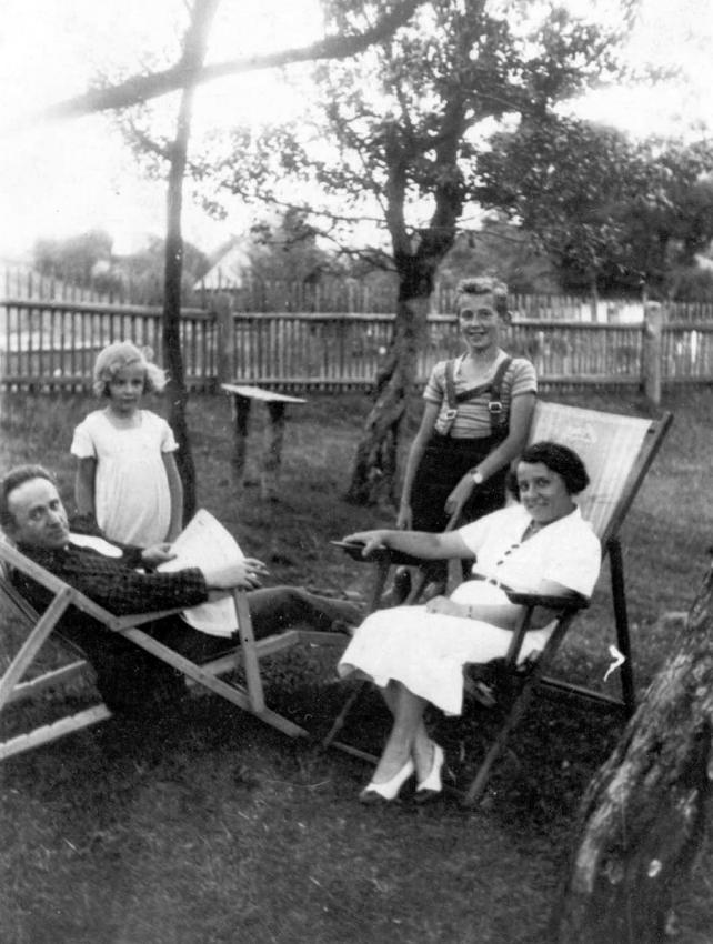 אסתר ויוסף טירס עם ילדיהם גדעון וחנה. ביילסקו-ביאלה, פולין, 1929