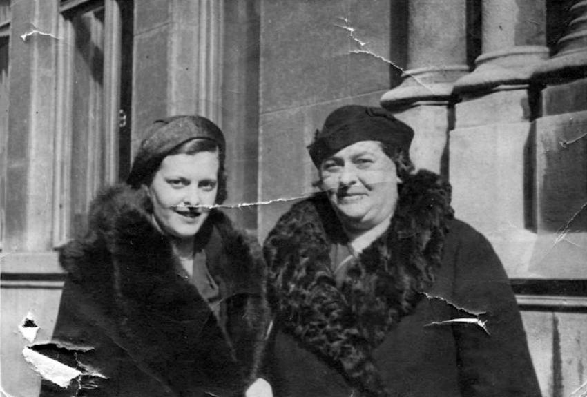 Laura-Johana Stark (right), Anna Kurz's mother, Vienna, prewar