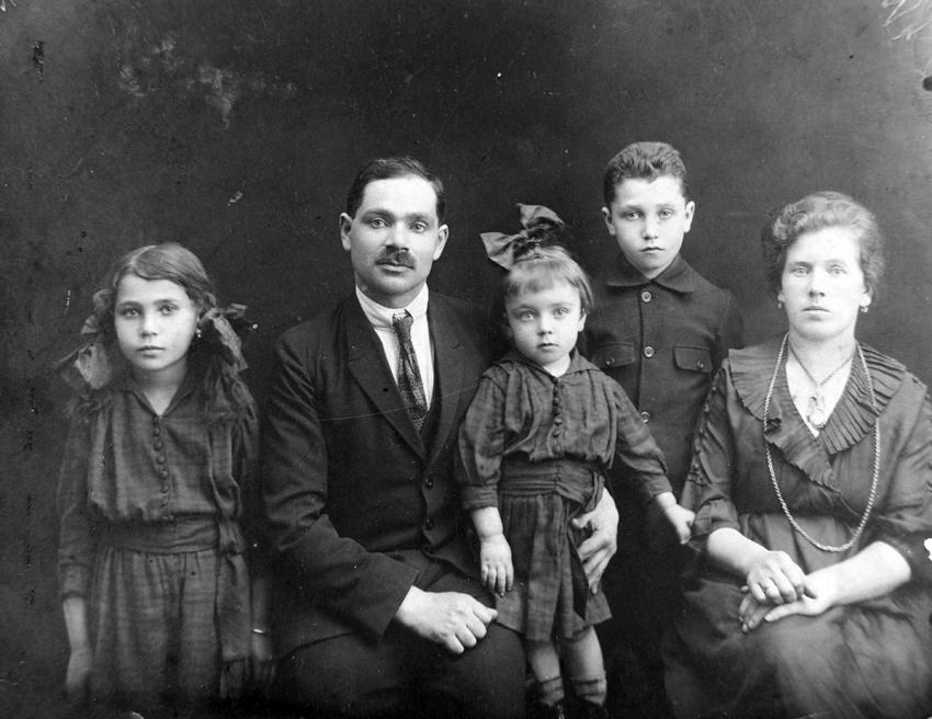פאני ונחום שטיינבוק ושלושה מארבעת ילדיהם בצ'רנוביץ שברומניה, 1922