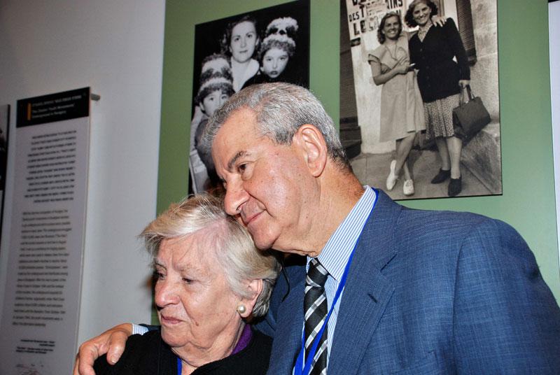 Andrée Geulen con uno de sus sobrevivientes durante una visita al Museo Histórico de Yad Vashem, 2007