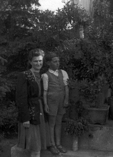 Shmuel at Walewska's home with the wife of a German officer