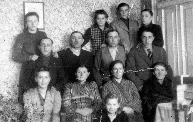 The Wierzbicki and Kostanski families in the Warsaw ghetto. (United States Holocaust Memorial Museum)