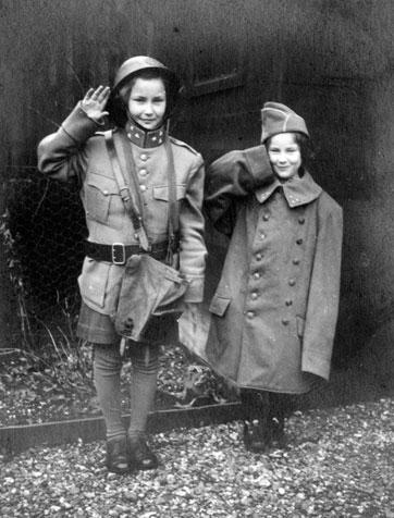 Lieneke und Rachel in der Armeeuniform ihres Vaters vor dem Krieg