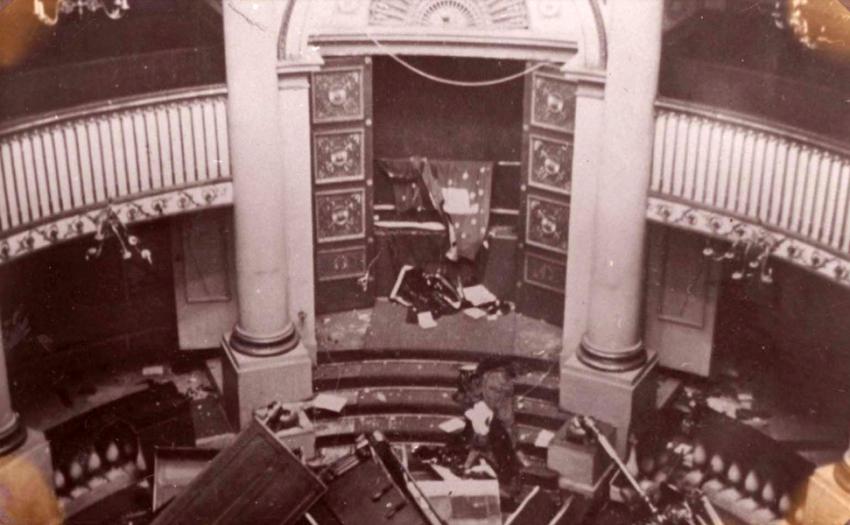 La destrucción dentro de la Sinagoga Stadttempel en Viena, que fue profanada durante el pogromo de la Kristallnacht, 9-10 de noviembre de 1938.