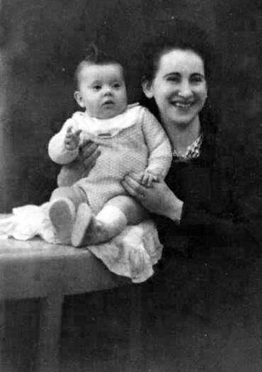 Cypora Reznik et sa fille Jacqueline bébé se font photographier pour Motel, alors interné à Drancy, octobre 1941
