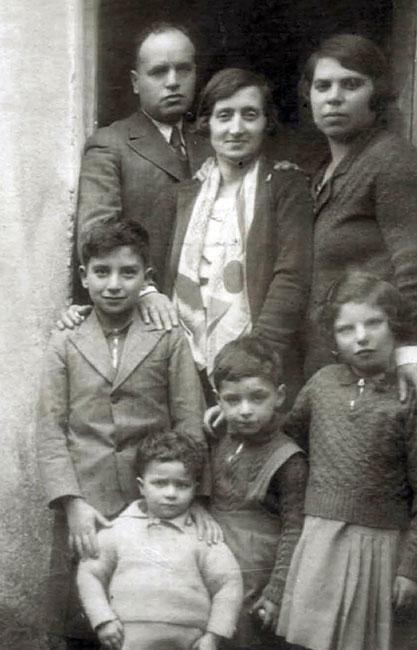 Moshé y Sara Shami, junto a sus cuatro hijos: Shabtai-Charli, Josef-Pepi, Alberto-Avraham y Guita-Allegra. Monastir, Macedonia, antes de la ocupación alemana.