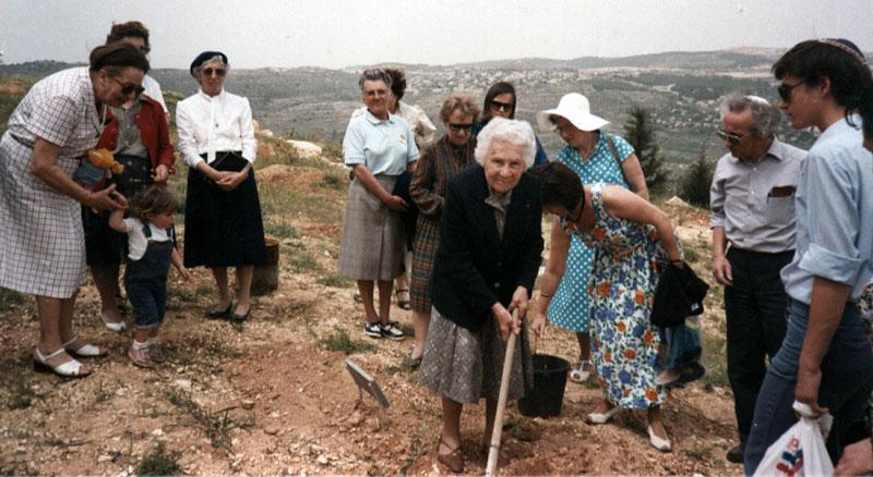Marie-Rose Gineste en la ceremonia de plantación de árboles en Yad Vashem, 1986