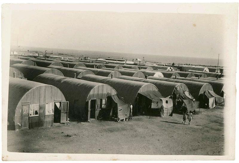 Las cabañas de Nissen que albergaban a los internos en los campos de detención en Chipre que fueron establecidos por el gobierno del Mandato Británico para los Maapilim en la Tierra de Israel, la mayoría eran sobrevivientes del Holocausto.
