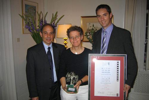 (משמאל לימין): שגריר ישראל בשטוקהולם אביתר מנור, הבמאית לנה איינהורן, כלת פרס אבנר שלו לשנת 2006, ודוד מצלר בטכס הענקת פרס