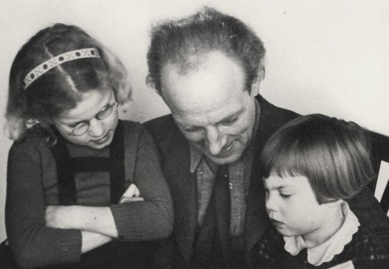 Joop Westerweel avec deux de ses enfants