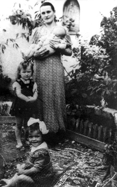Зейнеба Хардага с сыном и дочерью, впереди сидит Това Кабильо. Сараево, 1941
