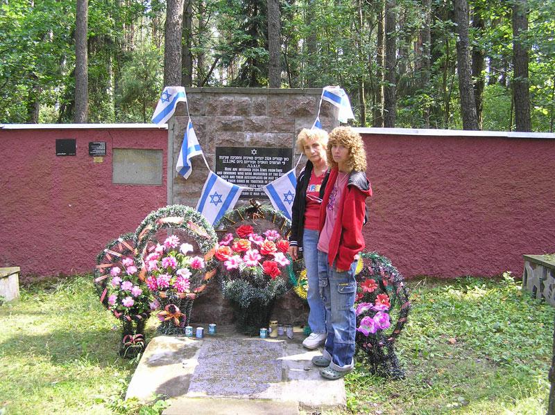 Эстер Рамиэль у памятника погибшим евреям Ивья