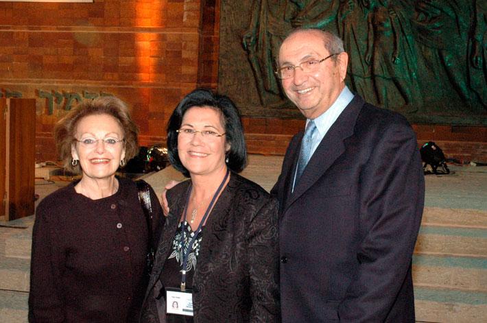 Susy y Selik Wengrowsky (México-Israel) junto a Perla Hazan durante las Ceremonias Conmemorativas de Yom Hashoa