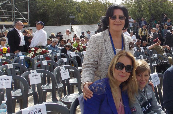 Perla Hazan, Directora para Latinoamérica, España, Portugal y Miami acompañada por Esther Alcocer Koplowitz y Fernando Ortíz Alcocer en la Ceremonia de colocación de la ofrenda floral en Yom Hashoa.