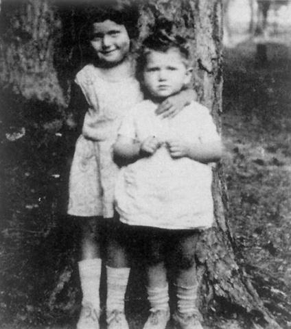 Cара (впоследствии Ханна Сара) и ее сестра Ханна до войны