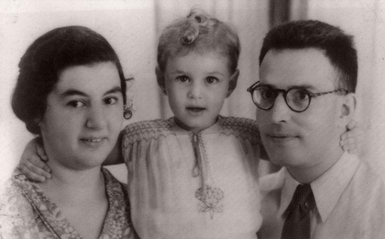 Aleida-Jana con sus padres Noah y Lena, Indonesia, 1941