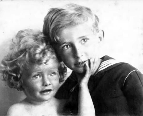 גדעון טירס ואחותו חנה. ביילסקו-ביאלה, פולין, סביבות 1929