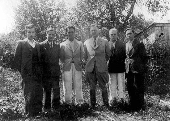 Hermann Graebe mit den Arbeitern der Fabrik Jung in Zdolbunov