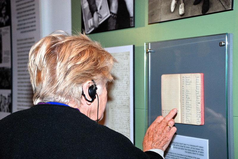 Andree Geulen frente a la vitrina en el Museo de la Historia del Holocausto en Yad Vashem en la cual se exhiben sus listas de la época de la guerra
