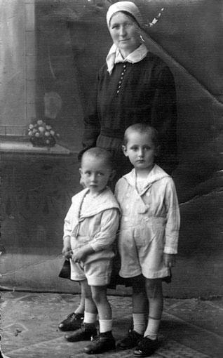 Домицеле Пагоюте со своими воспитанниками, Хаимом и Йошуа Шохотас, 1938 год