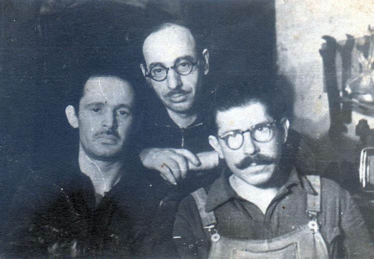 В подвале у Седулса. Справа налево: Михаил Либауэр, Иосиф Мандельштам, Шмерл Скутельский. 1944 год