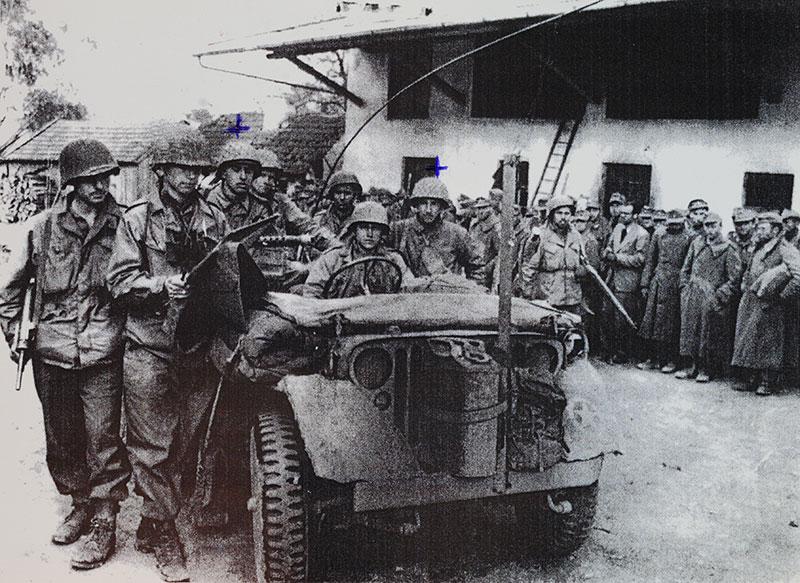 מסומנים בתצלום - סיד מאירוביץ וסידני שפרד, החיילים שלקחו את מרסל וג'וזף תחת חסותם