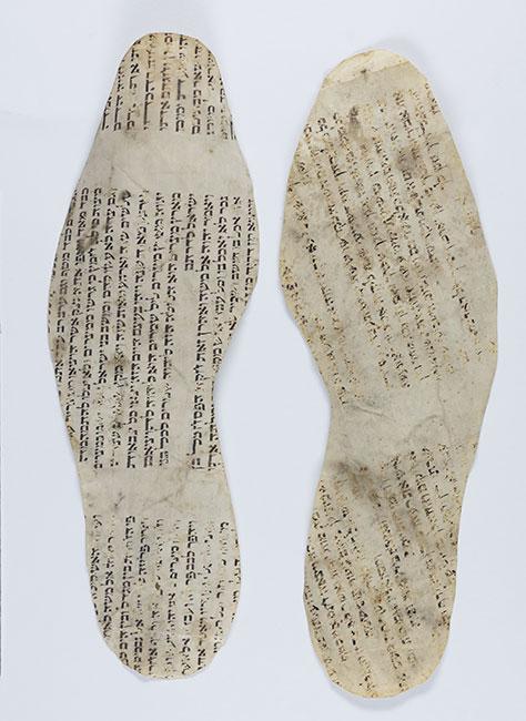סוליית נעליים אשר נמצאה בנעל של קצין גרמני באיטליה, הסוליה עשויה קלף של ספר תורה
