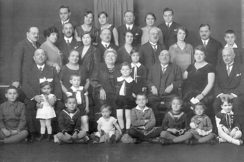David y Caroline Sebestyen con sus hijos y nietos, Cluj, Rumanía, antes de 1930