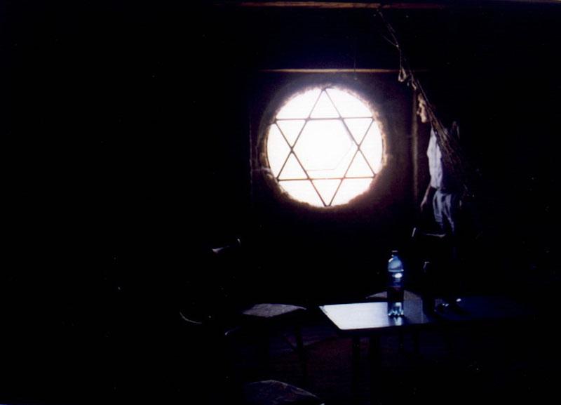 חלון בבית הכנסת בדובריש, צ'כיה 1999