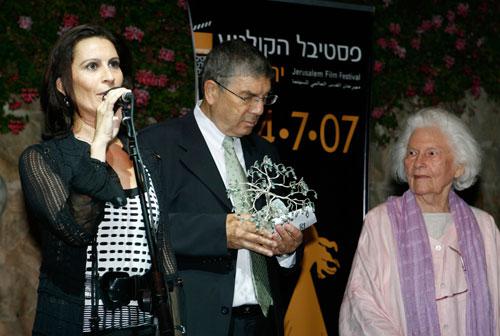 (משמאל לימין): הבמאית מישל אוחיון, כלת פרס אבנר שלו לשנת 2007 על סרטה גנבי עיפרון למעני, יו&quot;ר יד ושם אבנר שלו, ומנהלת סינמטק ירושלים ליה ון ליר בפסטיבל הקולנוע בירושלים 2007