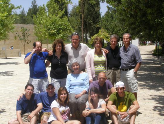 Rochelle Sameroff-Kokotek mit ihrer Familie. Yad Vashem, Juni 2010