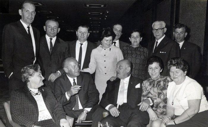 Шиндлер в окружении и спасенных спасенные им евреи.во время одного из визитов в Израиль,. 1960-е годы
