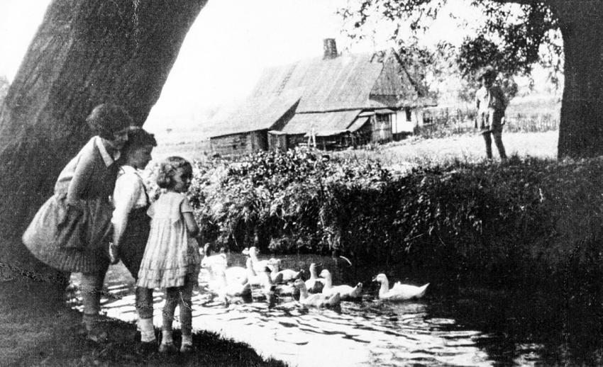 גדעון טירס (במרכז) ואחותו חנה (מימין) בנופש בכפר שצ'ירק, פולין, 1932