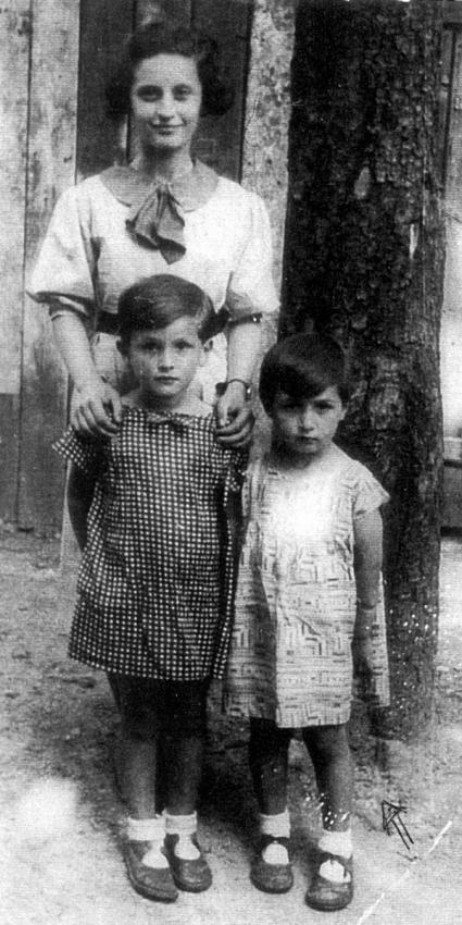 מילה רובין (למעלה) ואחיותיה ברוניה (משמאל) ורותקה. יבוז'נו, פולין, לפני המלחמה