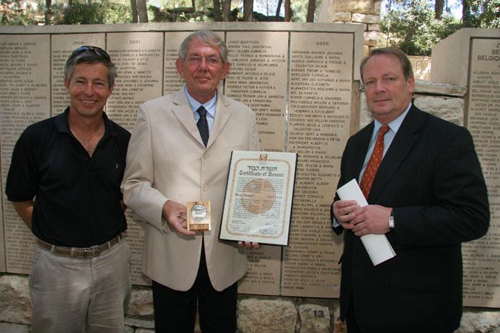 (From left) El Al pilot Mark Bergman, Henk Brink, and Dutch Ambassador to Israel H.E Michiel den Hond standing in front of the name of Henk Drogt inscribed on the wall of honor in the Garden of the Righteous
