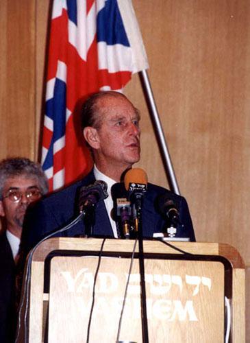 הנסיך פיליפ מדבר בטקס ביד ושם ב-30 באוקטובר 1994
