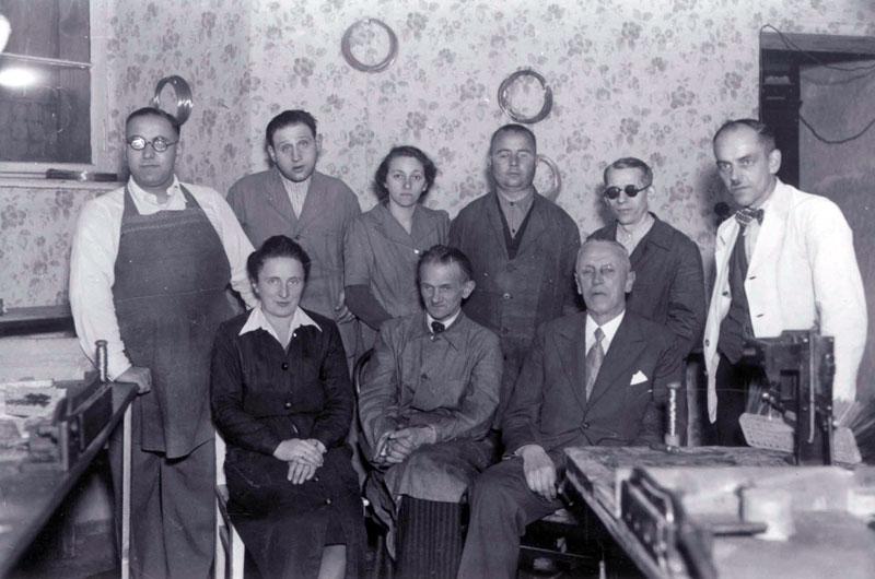 Weidt with the people in his workshop