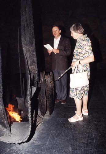 Grueningers Tochter beim Entzünden der Ewigen Flamme in der Halle des Gedenkens, Yad Vashem