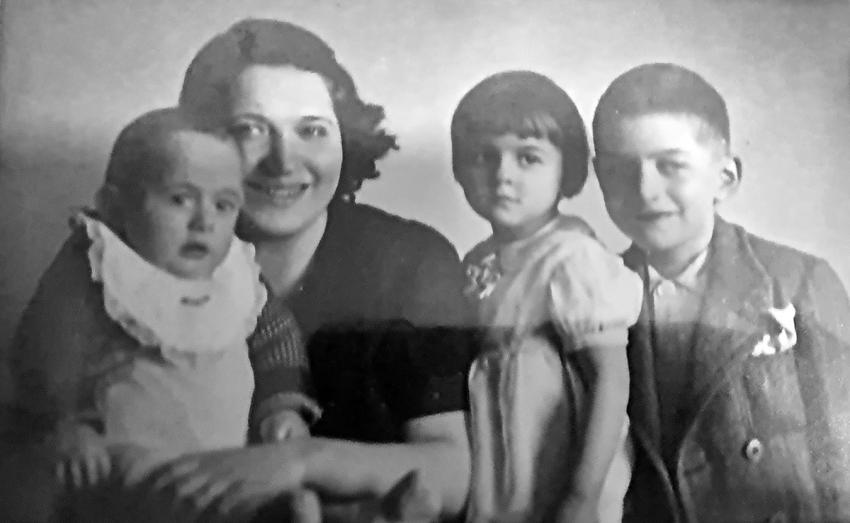Rosa Barszcz et ses trois enfants, de gauche à droite, Lucien, Germaine et Jacques, Paris, 1941/42