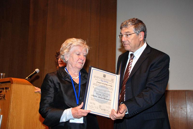 El presidente de Yad Vashem, Avner Shalev, entregando a Andree Geulen la ciudadanía honoraria del Estado de Israel, 2007 