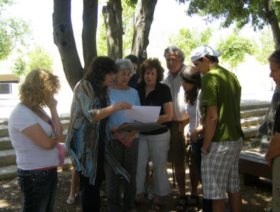 Rochelle Sameroff-Kokotek mit ihrer Familie beim Betrachten der Dokumente aus der Akte Voinot. Yad Vashem, Juni 2010
