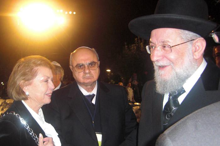Rabino Israel Meir Lau, Presidente de la Directiva de Yad Vashem saludando a Nira y Jaime Meir Strasberg