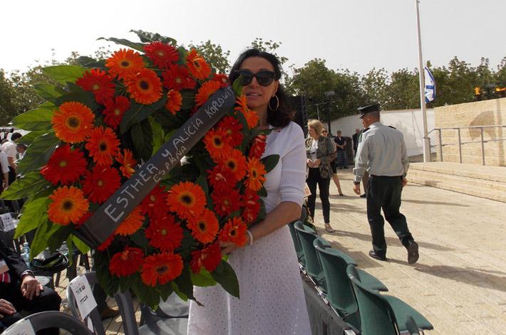Doña Esther Koplowitz con la ofrenda floral de Yom Hashoa.
