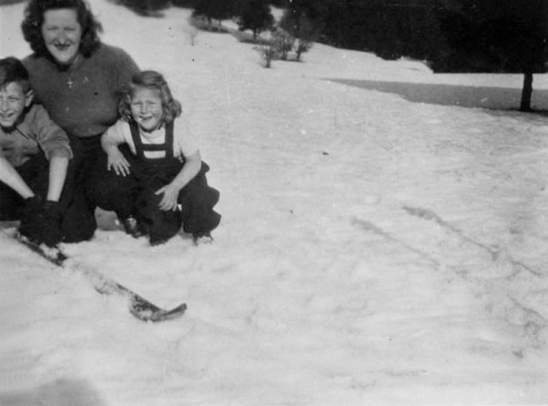 אנה קורץ וילדיה היינץ-הנרי וסוזן מטיילים בהר רבאר (Revard) בסביבות בונסלן (Boncelin), צרפת, 1943-1942