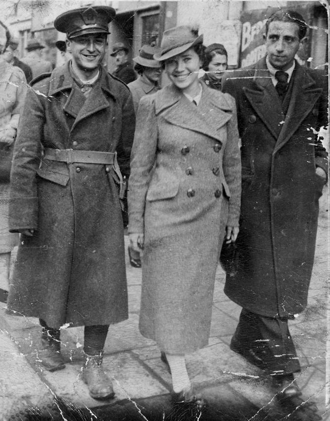 אנה שטיינבוק וחברה איציק גלס (Gelles) לבוש במדי הצבא הרומני. צ'רנוביץ, רומניה, 1937