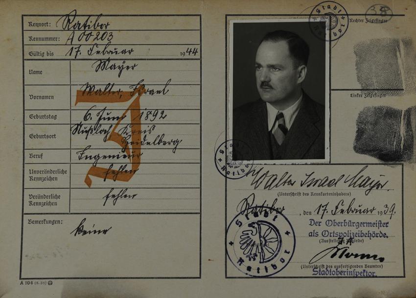 Der Pass von Walter Israel, signiert mit einem J - Jude, ausgestellt 1939
