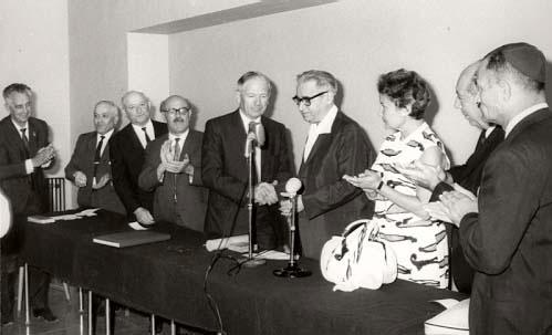 Герман Фридрих Гребе получает награду Праведник народов мира, 1965