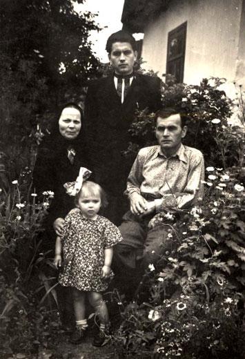 Любовь и Павел Герасимчик (сидят) с сыном Николаем и внучкой. 50-е годы