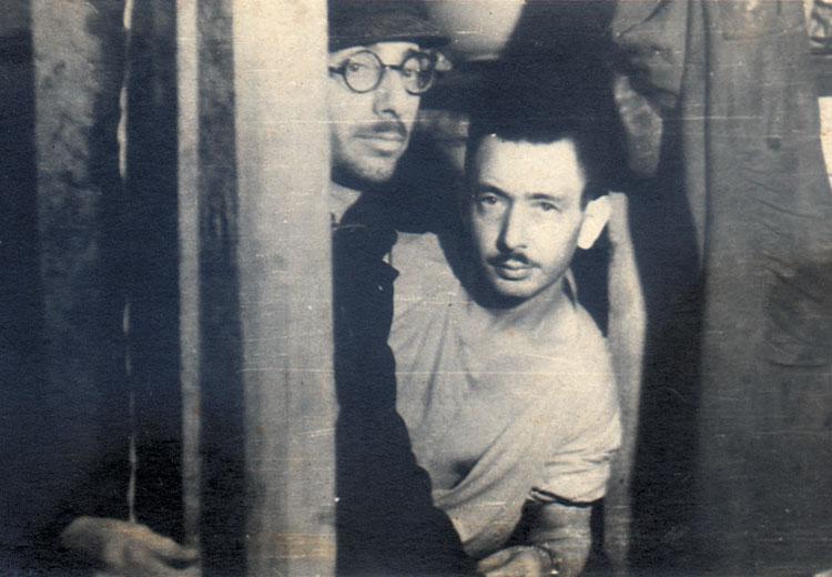 В подвале у Седулса. Калман Линкимер (справа) и Иосиф Мандельштам. 1944 год